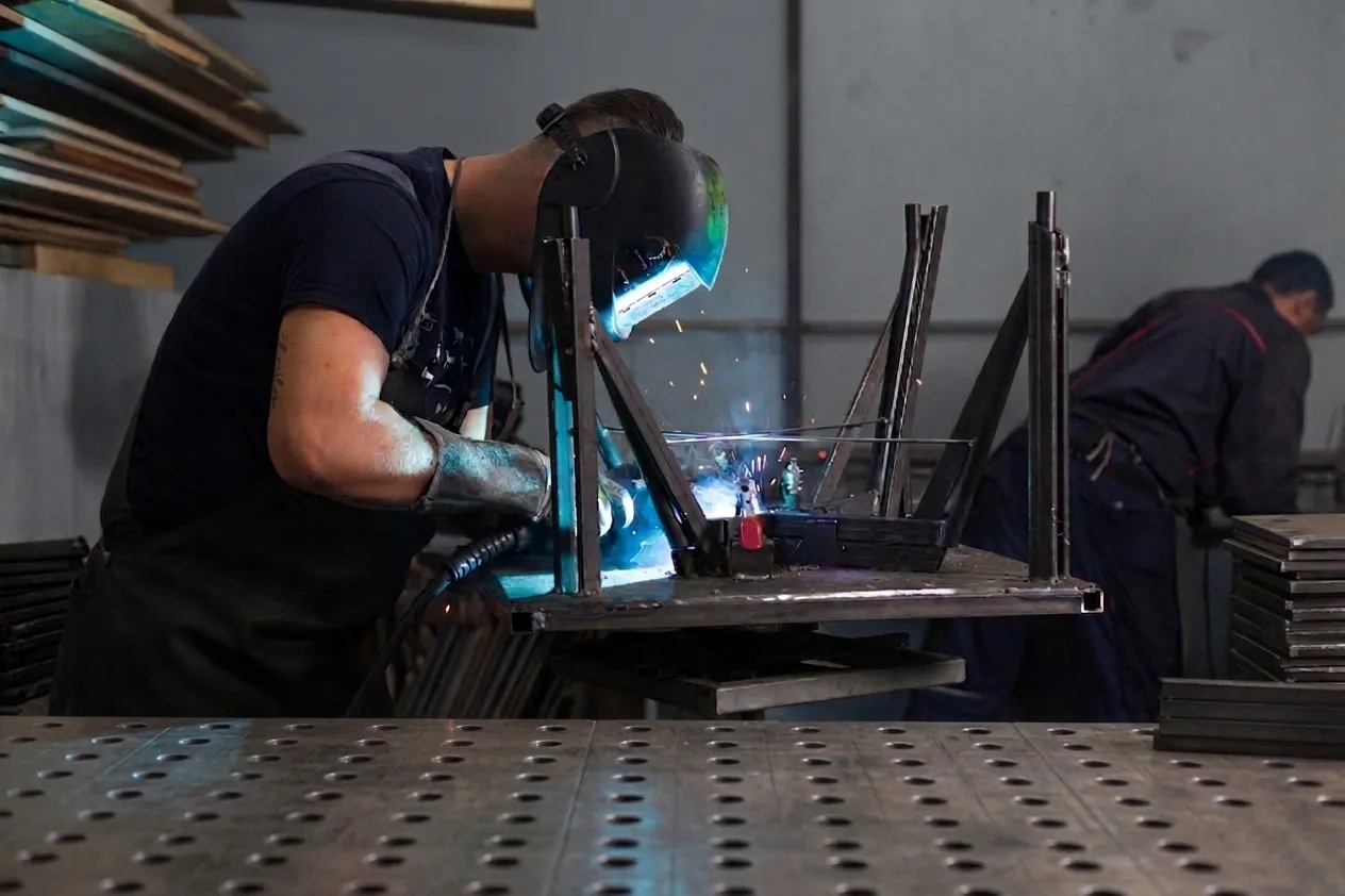 Ein Schweißer fügt einen Metallrahmen in der Metallwerkstatt in Visoko.